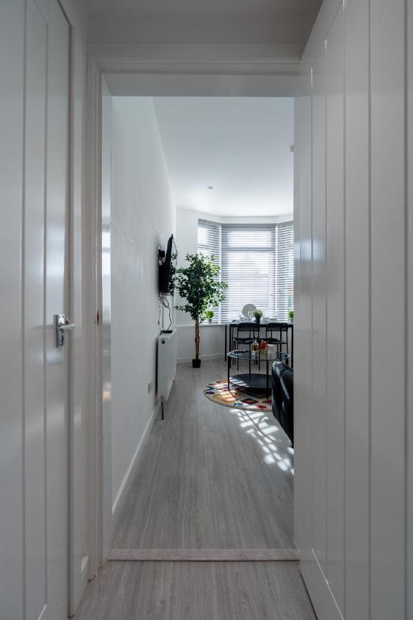 Dyke Apartment *